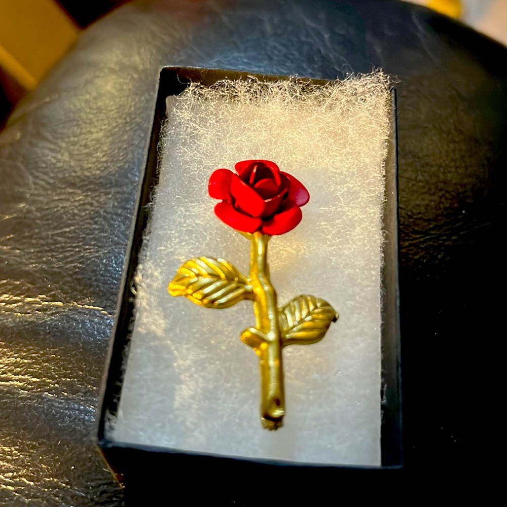 Vintage Gold Flower with a Stunning Rose Pin.